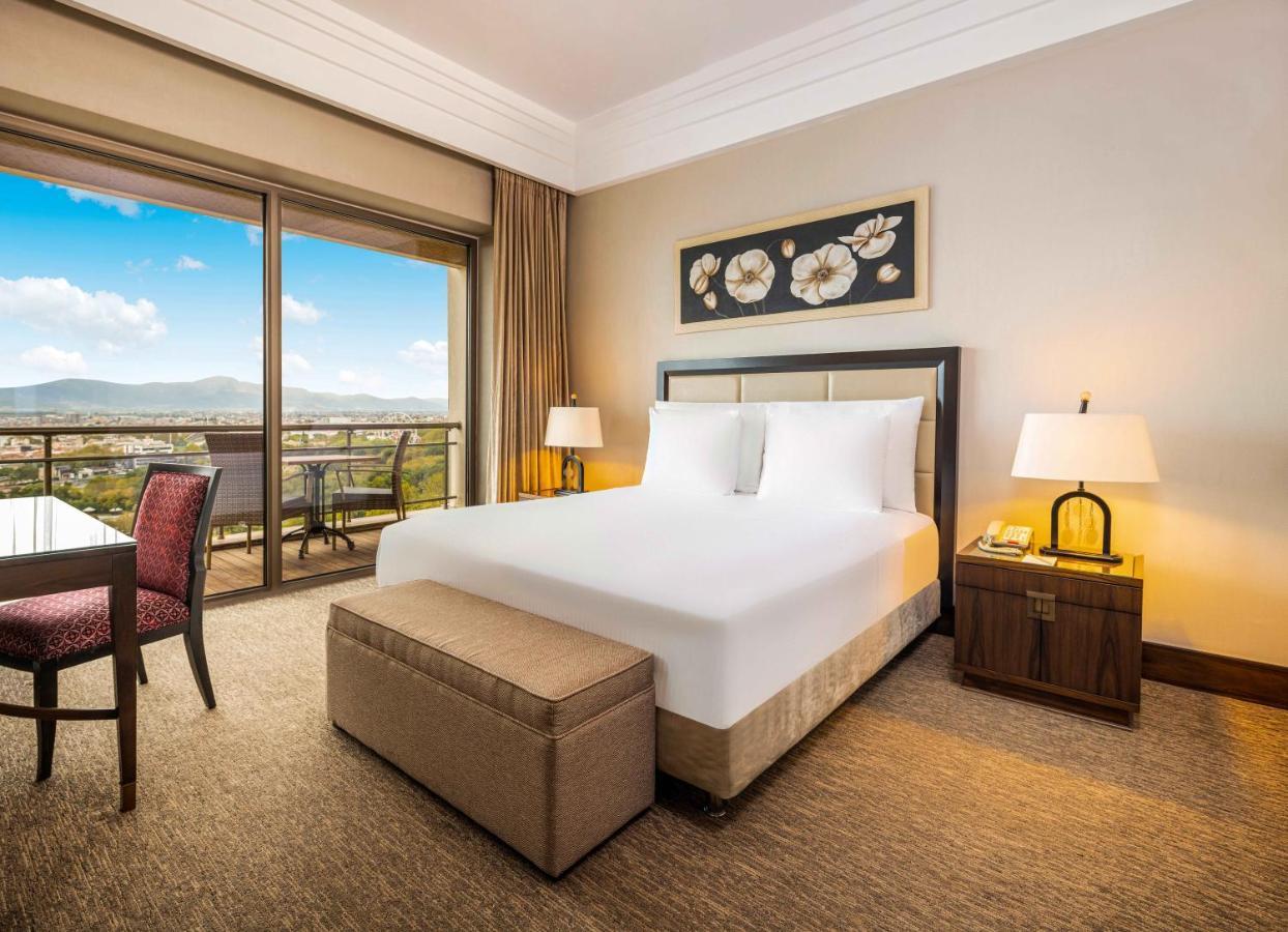 โรงแรมเซลิก พาเลซ คอนเวนชั่น เซ็นเตอร์ เทอร์มอล สปา บูร์ซา ภายนอก รูปภาพ A bedroom at the Hilton Istanbul Bosphorus